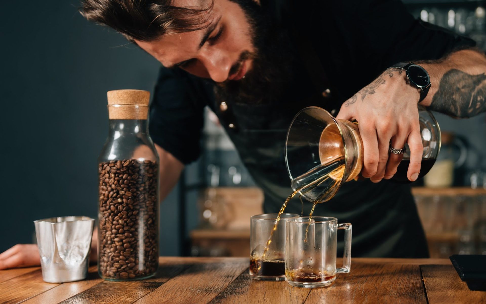 barista-pouring-chemex-coffee-e1651630781848.jpg